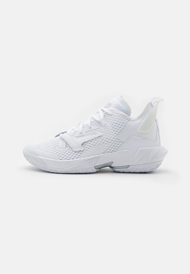 Baskets blanches de sport avec dessus en mesh, semelle texturée, design à lacets et languette à l’arrière, montrées de profil sur fond neutre.
