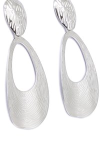 Orecchini in argento con forma ovale e un motivo ondulato testurizzato. Finitura liscia con un aspetto metallico lucido.