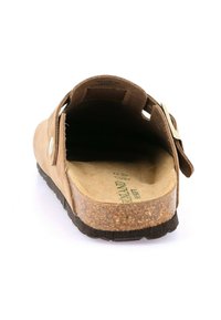 Sandalo scivoloso in suede marrone con fondo in sughero, cinturino posteriore con fibbia argento e suola in gomma nera texture.