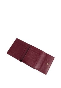 Portafoglio trifold in pelle bordeaux aperto, che mostra scomparti per carte e un compartimento con bottone a pressione su sfondo bianco.