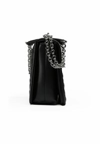 Schwarze Kunstleder-Handtasche mit strukturiertem Design, ausgestattet mit einem silbernen Metallkette-Tragegriff und einem gesteppten Muster an den Seiten.