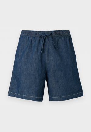 Mørkeblå denimshorts med elastisk talje og snøre foran, lige pasform og synlige hvide syninger langs kanten.