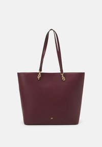 Burgundy läder tote-väska med en strukturerad form, två långa handtag, detaljer i guldmetall och minimal logotypdetalj i botten.