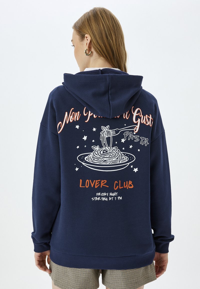 Granatowy hoodie z dużą grafiką makaronu na talerzu, z białym i pomarańczowym napisem. Materiał jest miękki, z luźnym krojem i kapturem.