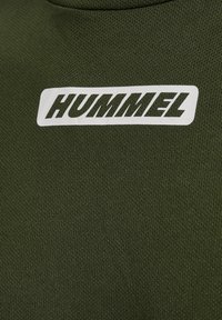 Hummel TIHALT - Sports T-shirt - forest night