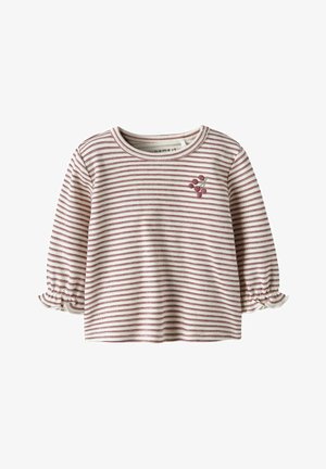 Top crema a manica lunga con sottili strisce orizzontali rosse, polsini arricciati e piccolo grappolo di bacche rosse ricamato sul petto sinistro.