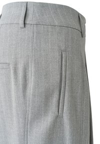 Grau melierte Stoffhose mit einem Nadelstreifenmuster, flachem Vorderteil, Seitentaschen und einer glatten Textur mit maßgeschneiderter Silhouette.