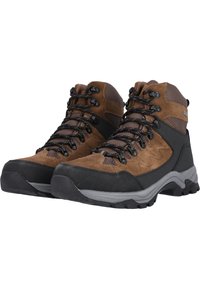 Bruine wandelboots met een combinatie van suede en mesh materialen, voorzien van zwarte rubberen accenten, metalen ogen en een stevige geprofileerde zool.