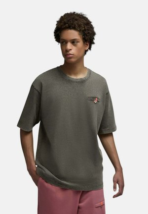 Saē, T-SHIRT SHIBA KAKI (ACID  WASHED) HOMME - T-shirt basique - kaki