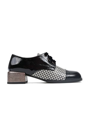 Czarne lakierowane oxfordy ze wzorem houndstooth, trzy czarne paski, zaokrąglony nosek i metaliczny obcas w kształcie bloku, widok z boku na białym tle.