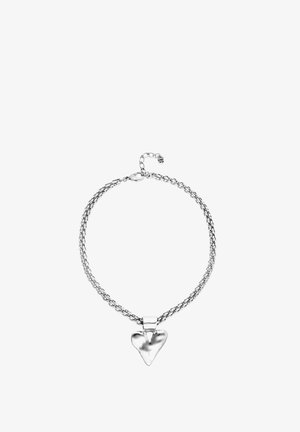 Collana a catena d'argento con un ciondolo a forma di cuore liscio, leggermente irregolare, e chiusura a moschettone.