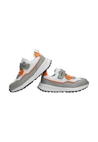 Baskets de sport grises et blanches avec des accents orange. Dessus en maille, sangle Velcro sécurisée, semelle en caoutchouc épaisse avec grip texturé et design de bout arrondi.