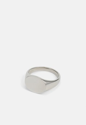 Zilveren roestvrijstalen ring met een gladde, ronde, platte oppervlakte en een taps toelopende band. Het ontwerp is minimalistisch met een gepolijste afwerking.