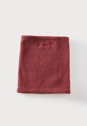 Tour de cou carré plié en tissu polaire bordeaux texturé sur fond blanc.