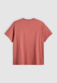Korte mouwen T-shirt van zachte koraalkleurige stof, met een ronde hals, eenvoudige ontwerp en een ontspannen pasvorm zonder extra accenten.