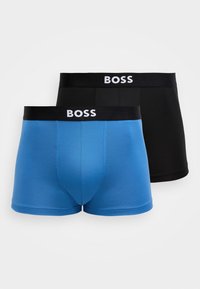 Twee paar boxershorts in blauw en zwart, gemaakt van gladde stof, met een zwarte tailleband met het "BOSS"-logo in het wit.
