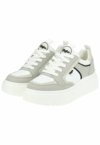 Šedé a bílé tenisky s masivní bílou podrážkou, z materiálů z nubuku a kůže, s perforovanou špičkou a černým akcentem. Logo na jazyku.