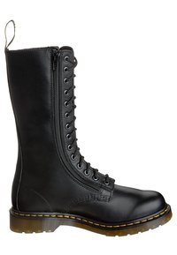 Botte en cuir noir avec un tige haute, laçage à l'avant, fermeture éclair sur le côté, surpiqûres jaunes et semelle en caoutchouc épaisse.