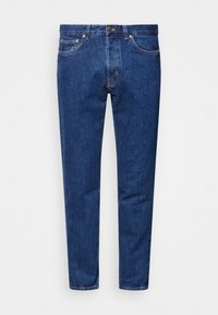 Vaqueros de denim azul oscuro con un diseño clásico de cinco bolsillos, corte recto y un sutil desgaste para añadir textura.