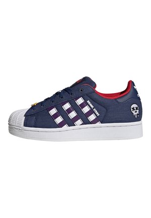 Marineblauwe sneaker met witte en paarse geruite strepen, witte schaalneus, rode binnenvoering en schedelafbeelding op de hiel.