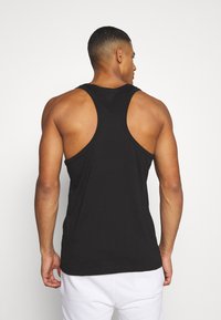 Schwarzes Tanktop mit Racerback-Design, aus Baumwolle hergestellt, mit einer glatten Textur und einer taillierten Silhouette.