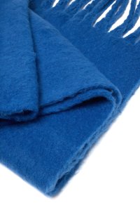 Sciarpa di lana blu con una texture morbida, bordi frangiati e corpo liscio e arrotolato, che mostra un colore ricco e profondo.