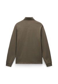 Langarm poloshirt in olijfgroen, met een klassieke kraag, zachte textuur en aansluitende manchetten. Glad, minimaal ontwerp zonder zichtbare branding.