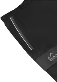 Schwarze Outdoor-Jacke mit einer Reißverschlusstasche, elastischem Bund und einem Logo am unteren Ende, ausgestattet mit einer glatten Textur und leichtem Material.