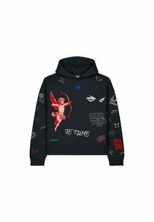 Zwarte hoodie met een rode cupido die een boog richt, witte ogen, Franse tekst "Je t'aime," en verschillende kleine symbolen en woorden in rood, wit en blauw.