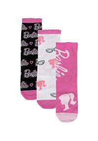 Tre paia di calzini con design diversi: neri con la scritta "Barbie", bianchi con dettagli rosa e un paio completamente rosa.