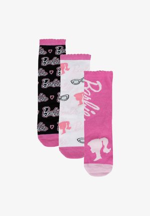 Tre paia di calzini con design diversi: neri con la scritta "Barbie", bianchi con dettagli rosa e un paio completamente rosa.