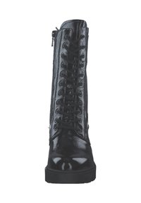 Des bottes montantes noires présentent une finition en cuir verni brillant, un cordon frontal et une fermeture éclair sur le côté pour un accès facile. Semelle épaisse et robuste.