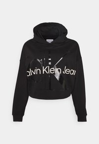 Czarny, krótki hoodie z błyszczącym czarnym logo "CK" oraz białym napisem "Calvin Klein Jeans". Miękka tkanina, przymocowany kaptur i długie rękawy.