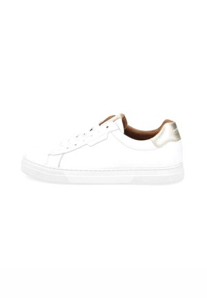 Zapatilla de deporte blanca de cuero con textura suave, puntera redonda, acento dorado en el talón y suela de goma blanca. Diseño con cordones, estilo minimalista.