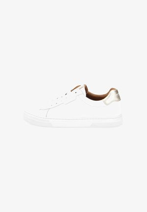 Sneaker en cuir blanc avec une texture lisse, bout rond, accent doré au talon et semelle en caoutchouc blanche. Design à lacets, style minimaliste.