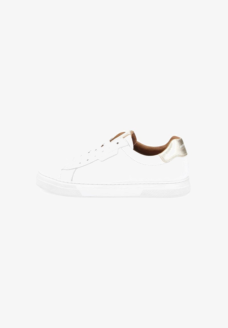Witte leren sneaker met een gladde textuur, ronde neus, gouden accent bij de hak en een witte rubberen zool. Vetersluiting, minimalistische stijl.