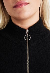 Vero Moda Curve VMCPALMA HIGHNECK ZIP CARDIGAN - Cardigan - black
