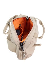 Beige Tasche aus Stoff mit Reißverschluss und verstellbarem Tragegurt. Mit orangem Innenraum, einer Tasche und einem Schlüsselring-Anhänger.