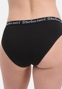 Bielizna z czarnej bambusowej tkaniny z elastycznym paskiem z logo, charakteryzująca się gładką teksturą i pełnym zakryciem pleców.