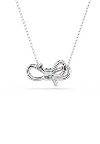 Collier en argent présentant un pendentif en forme de nœud avec des boucles entrelacées, une bande centrale et des accents rouges subtils sur les côtés. La chaîne est délicate et texturée.