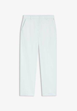 Lichtblauwe, op maat gemaakte broek met riemlussen, zijzakken, rits aan de voorkant en een recht vallende pijp.