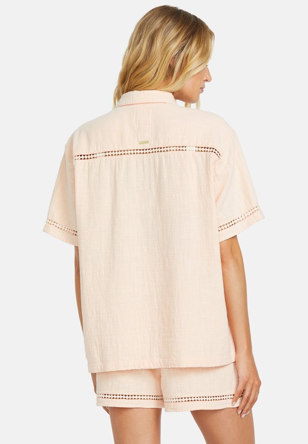 MIT KURZEN ÄRMELN - Button-down blouse - mef3