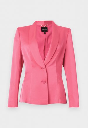 Veste ajustée rose avec col châle, deux boutons et manches longues, présentée sur un fond blanc.