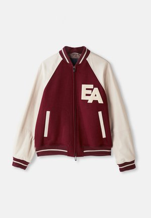 Veste varsity bordeaux et crème avec fermeture éclair, deux poches avant, poignets rayés et patch "EA" sur la poitrine gauche.