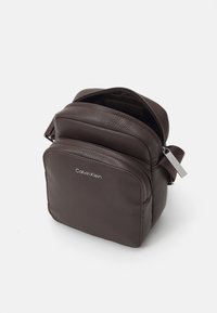 Calvin Klein MUST REPORTER - Borsa a tracolla - java brown