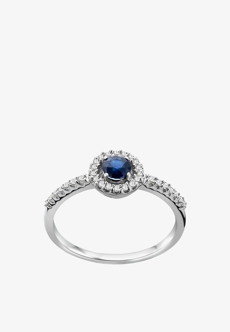 Sudraba gredzens ar apaļu zilu safīru centrā, apkārt kuram ir mazs baltu dārgakmeņu halos pa joslu. Gluda, pulēta apdare.