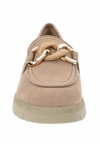 Mocassino beige in suede con punta rotonda, caratterizzato da un'evidente accentatura decorativa in catena dorata sulla parte anteriore e suola in gomma texturizzata.