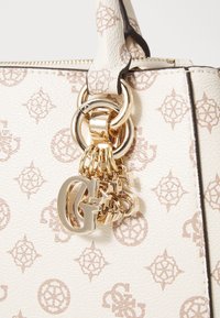 Guess EVELUNE GIRLFRIEND SATCHEL - Rokassoma - cream logo