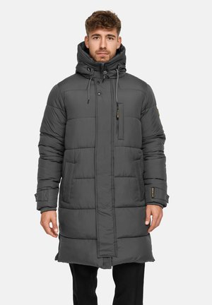 Giacca puffer grigia con pannelli cuciti, colletto alto con cordoncino, tasche frontali e una tasca con zip sul petto.