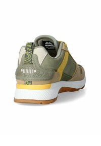 Scarpa da atletica verde e beige con accenti gialli, materiali testurizzati, un inserto a motivo sul tallone e una suola intermedia bianca con suola in gomma.